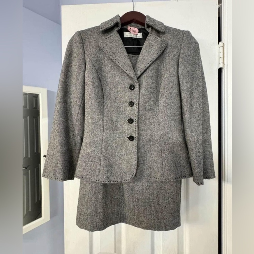Beautiful Tahari Skirt Suit Size 2, Gray